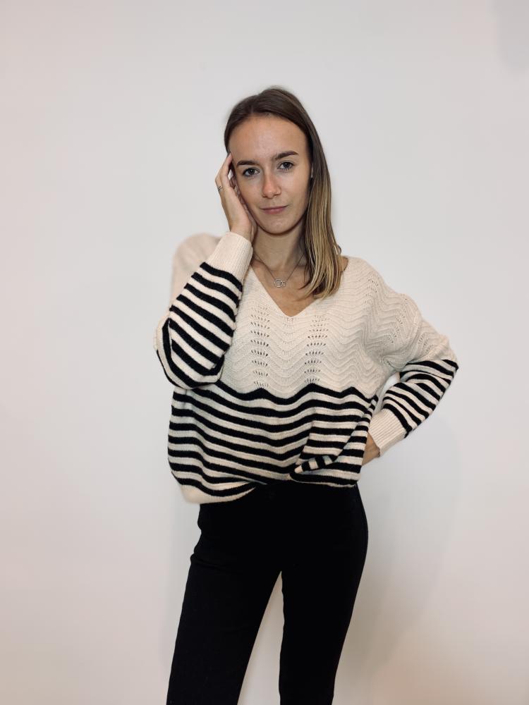 Acheter en ligne Pull Pull Elwen col V ligne noire Pull Pull Elwen col V ligne noire